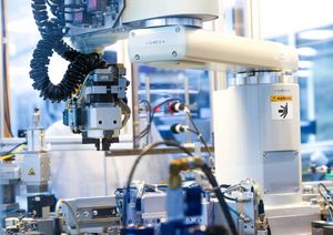 Roboter im Sauberraum von Magnetbau Schramme