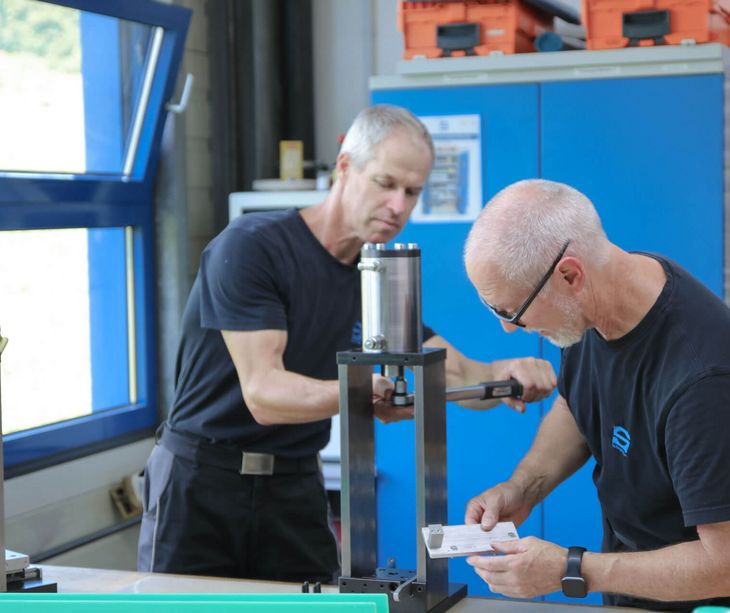 Zwei Mitarbeiter im Musterbau bei Magnetbau Schramme